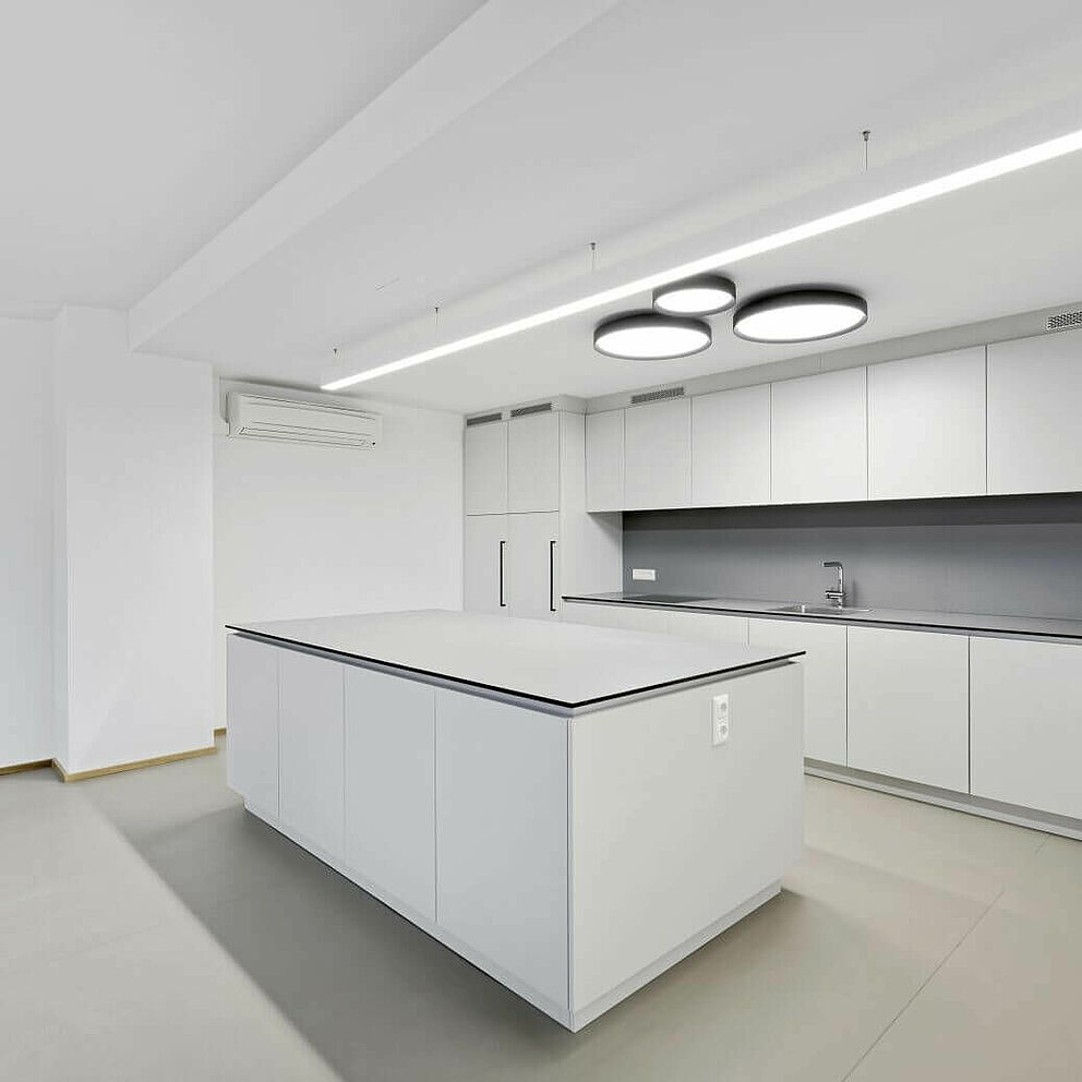 Großraumbüro Dachgeschoss Ausbau Küche schlicht modern
