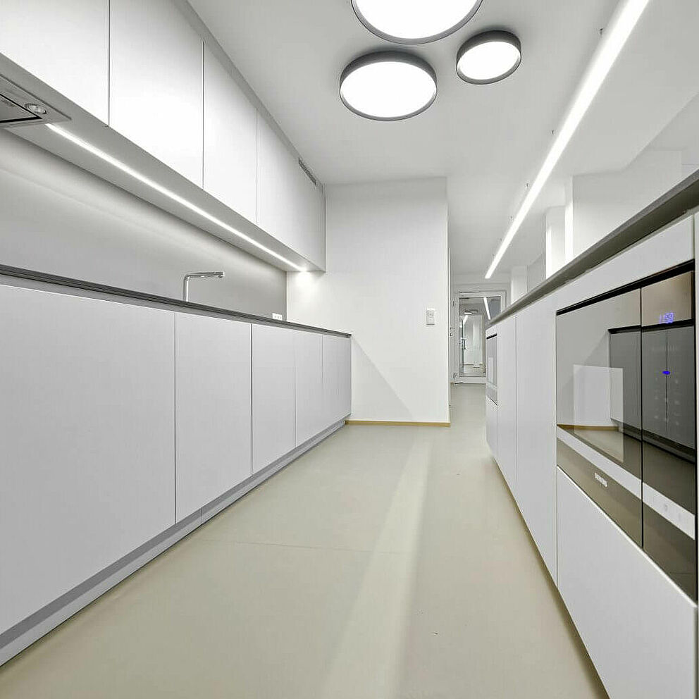 Großraumbüro Dachgeschoss Ausbau Küche modern 
